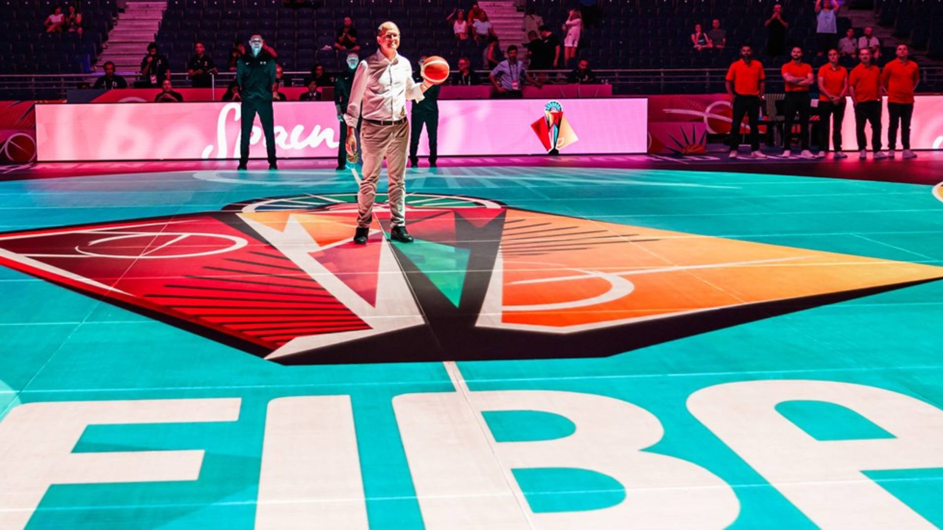 El Secretario General de la FIBA estrena en el WiZink Center una innovadora pista de cristal con tecnología LED
