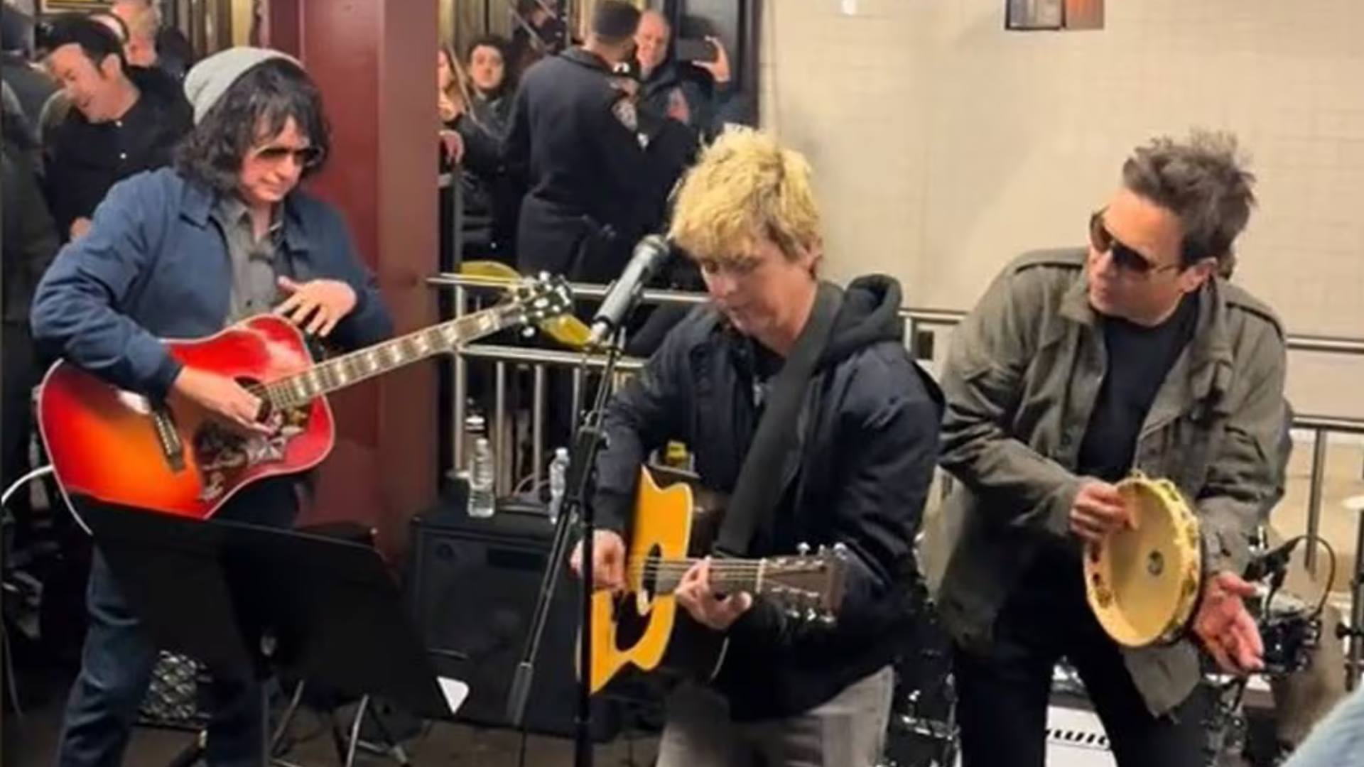 El concierto inesperado de Green Day en el metro de Nueva York