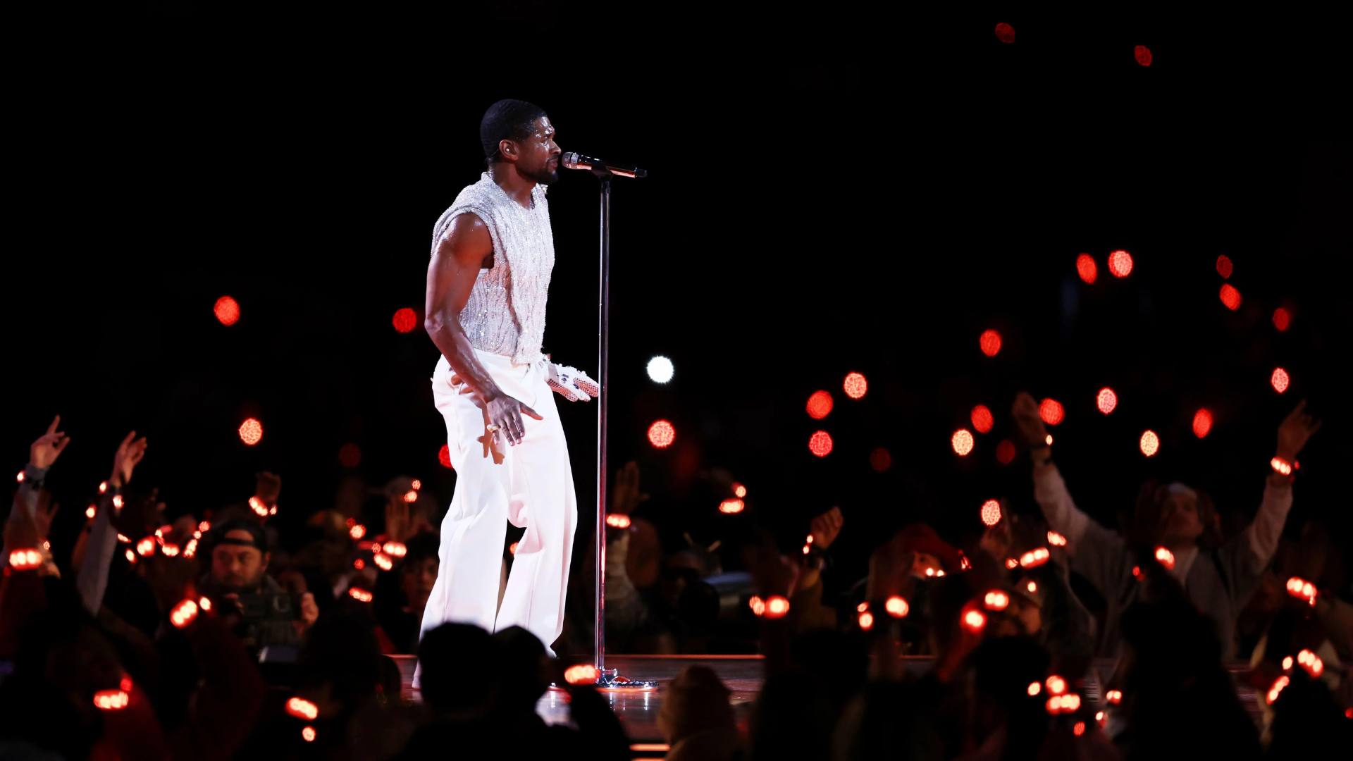 Así ha sido la actuación de Usher en el intermedio de la Super Bowl