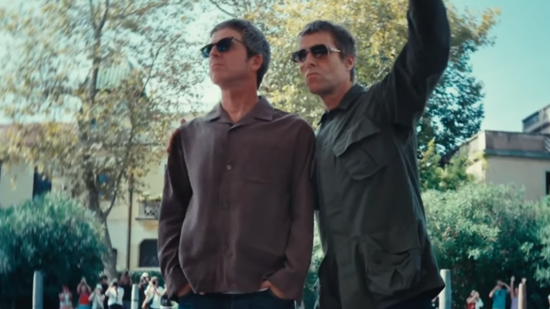 Liam y Noel Gallagher reaparecen juntos en Londres para presentar el documental de Oasis
