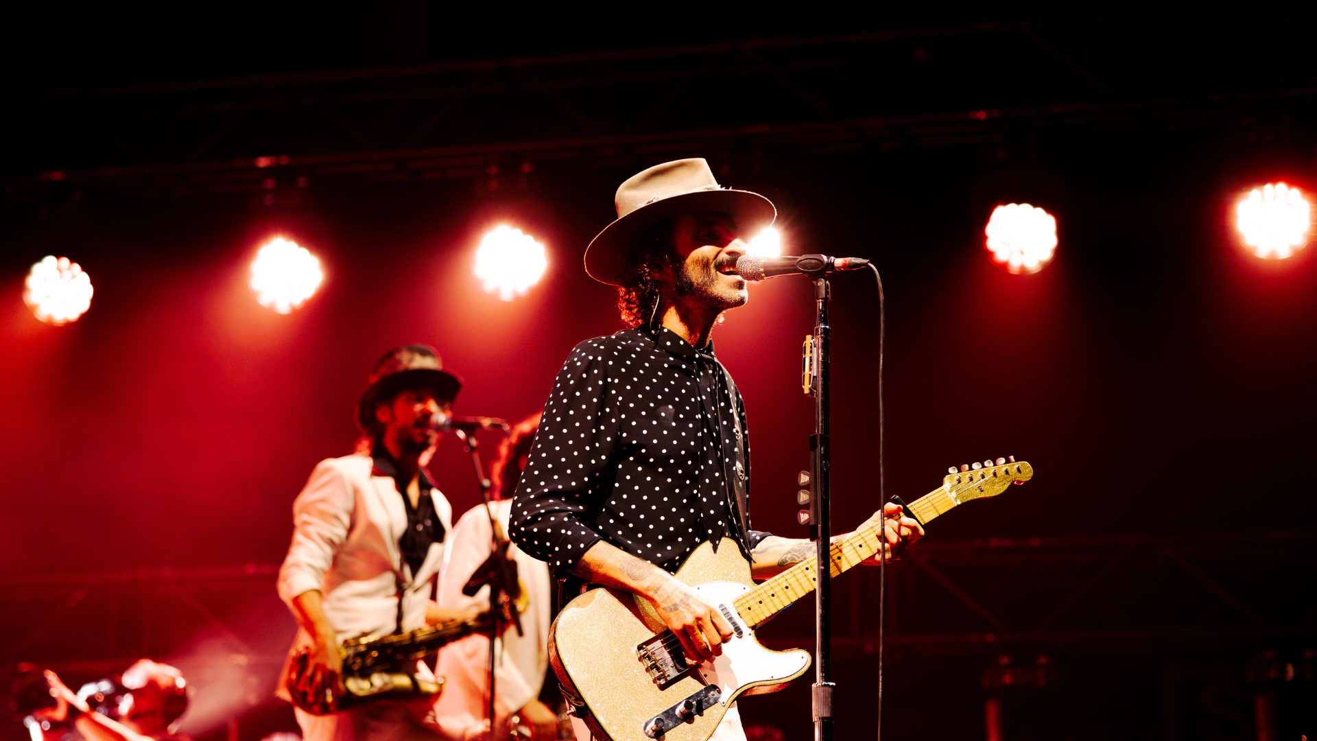 Leiva dedica uno de los momentos más emotivos de su concierto en Madrid a un joven fan