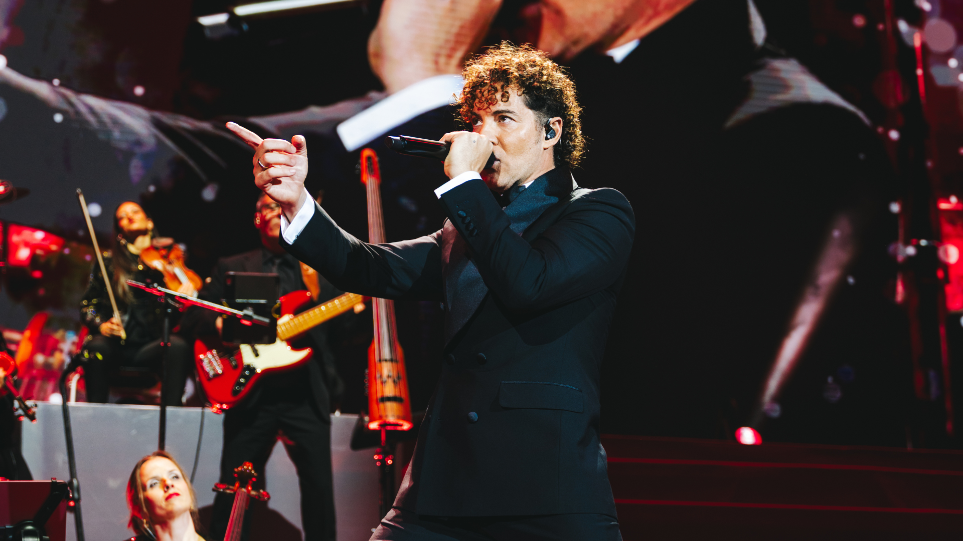 David Bisbal recupera la época dorada del pop romántico en ‘Eternos’