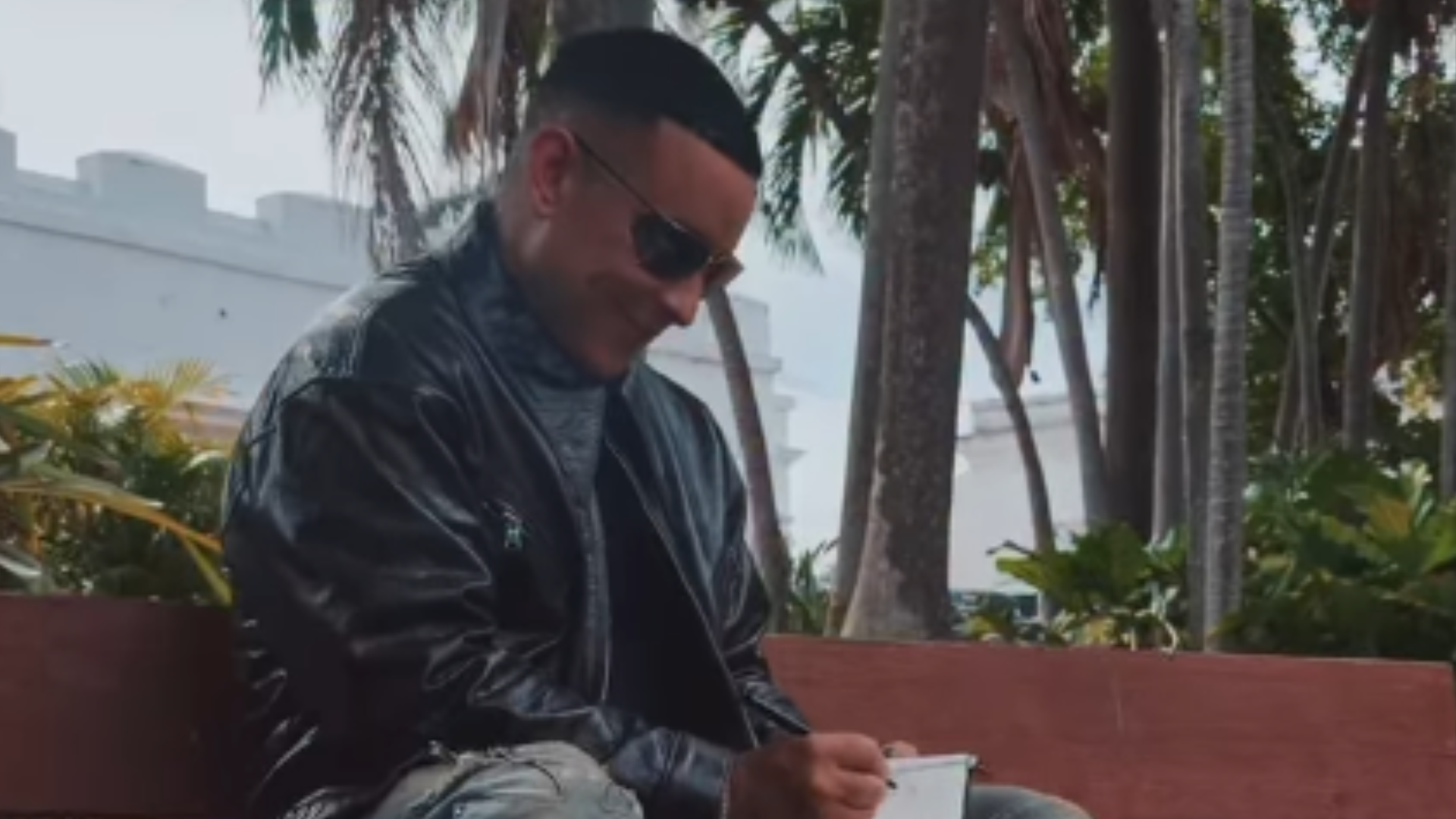 Daddy Yankee regresa al reguetón romántico con ‘BOTZ (Bésame OTra VeZ)’