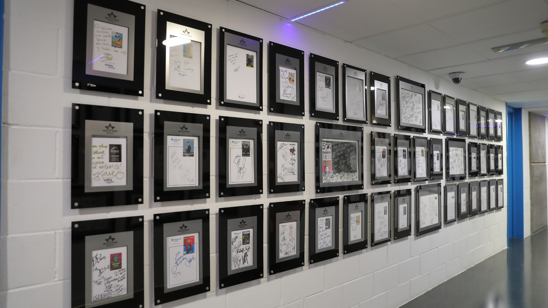 El Wall of Fame del Movistar Arena: las firmas que cuentan su historia musical